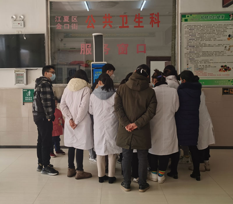 醫護人員體驗健康一體機現場.jpg